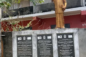 Hon Mahinda Rajapaksa Statue image