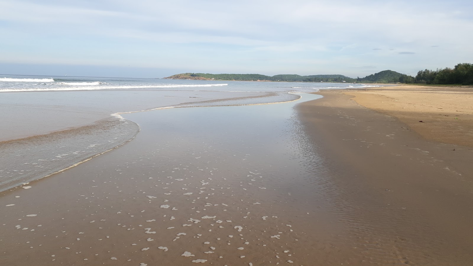 Alvekodi Beach的照片 带有碧绿色水表面