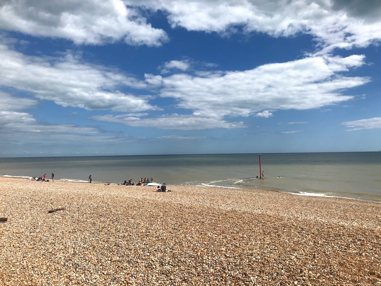 Foto van Bexhill strand met kleine beige kiezelstenen oppervlakte