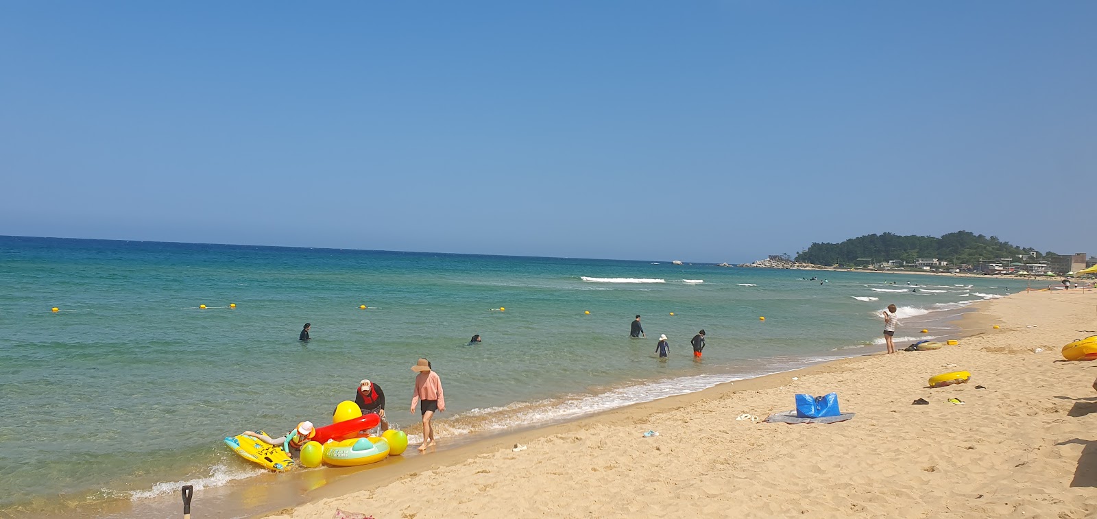 Φωτογραφία του North Separation Beach με μπεζ άμμος επιφάνεια