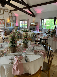 Atmosphère du Restaurant français Restaurant La Mangeoire à Auvers-Saint-Georges - n°1