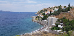 Foto von Kamini Beach und die siedlung