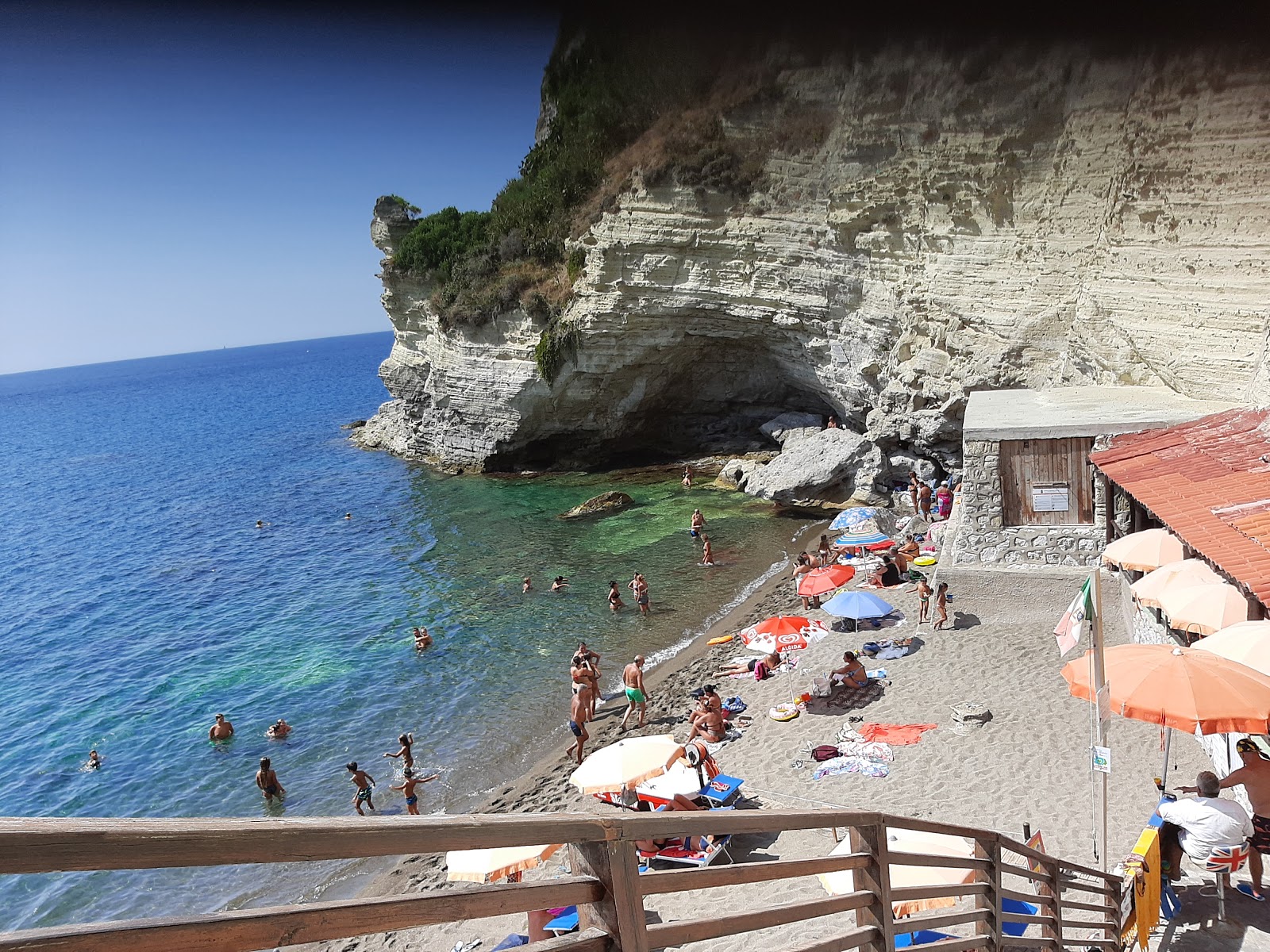 Foto van Spiaggia di Cava Grado voorzieningenruimte