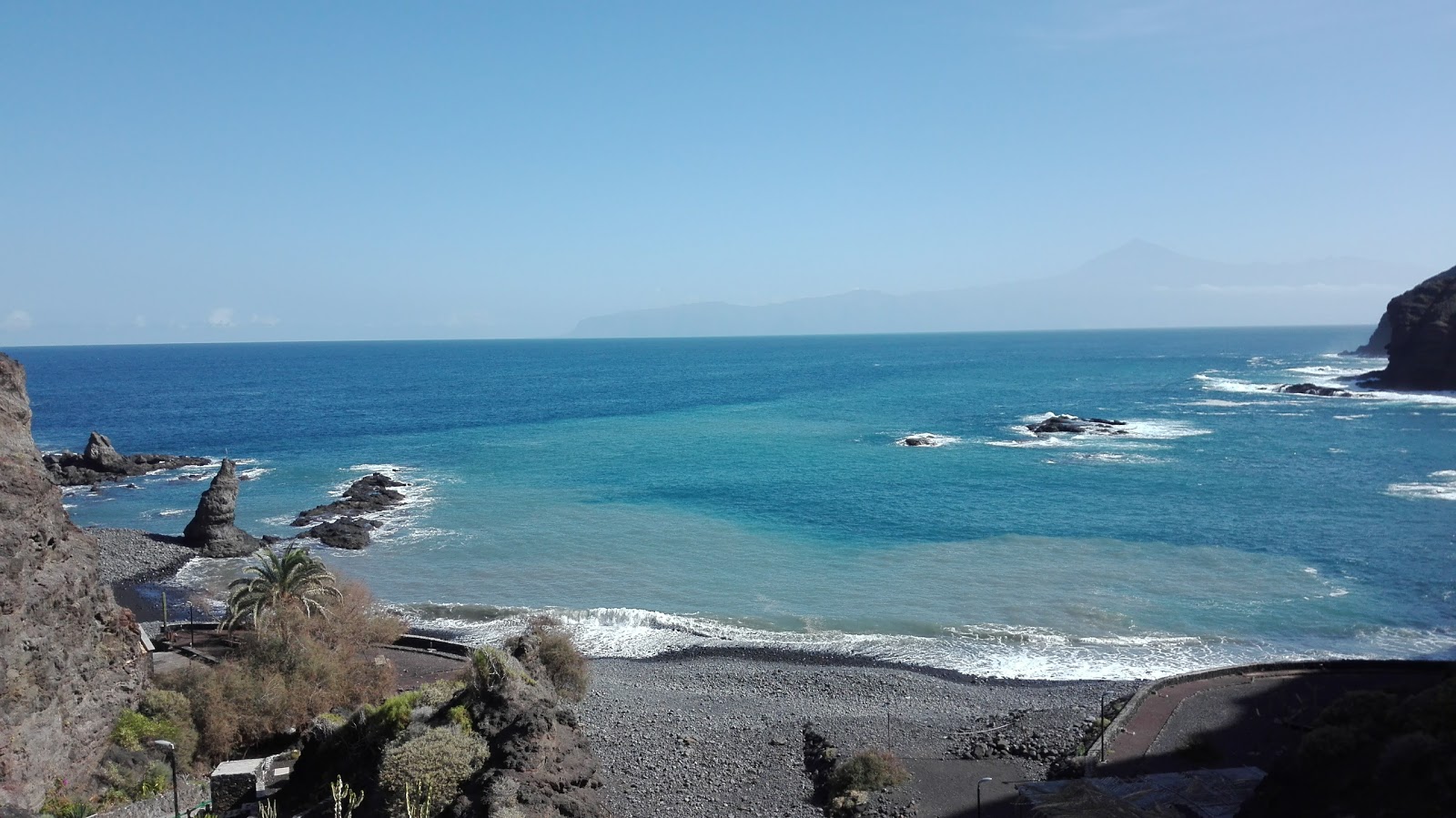 Foto von Playa de la Caleta und die siedlung