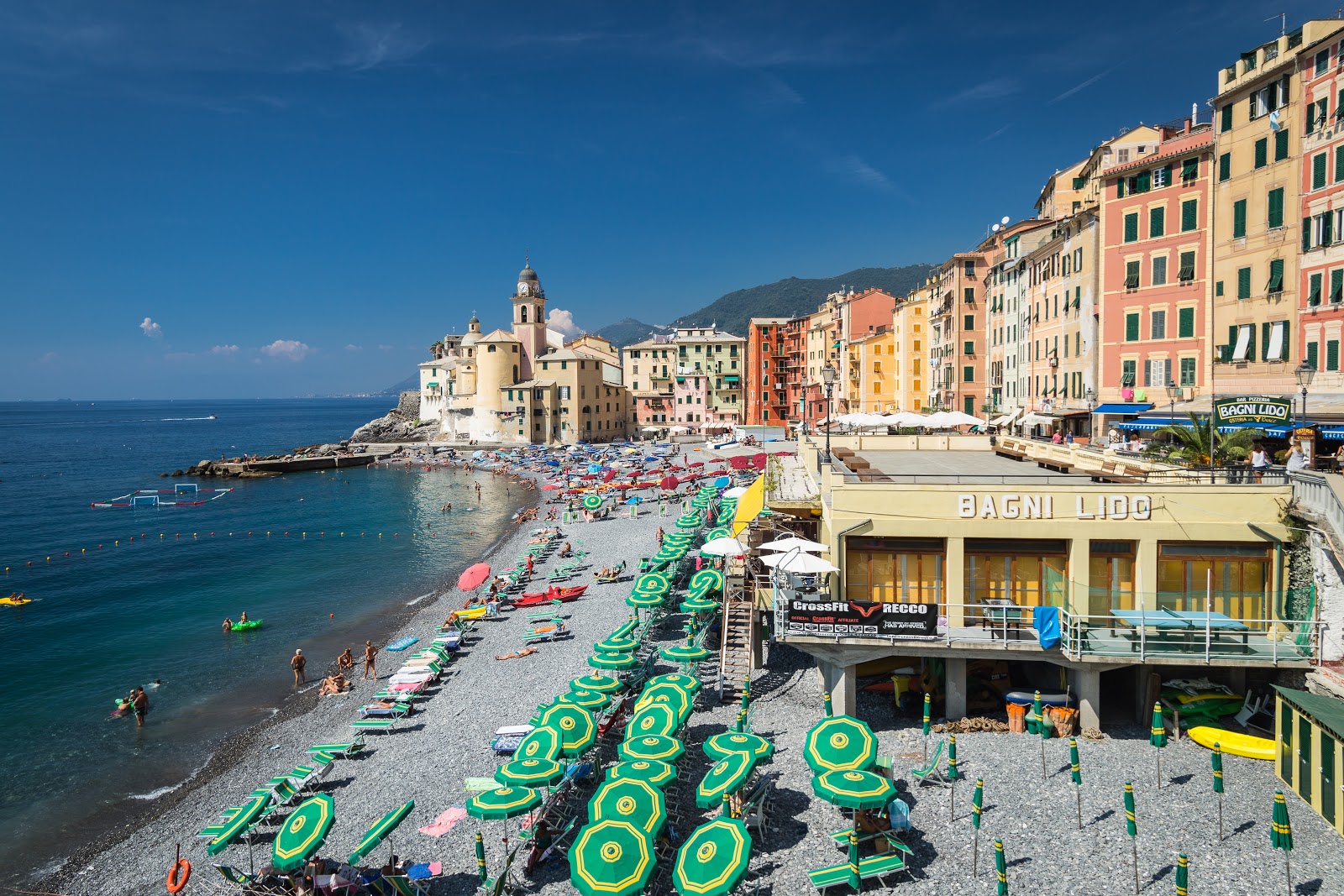 Valokuva Camogli beachista. pinnalla harmaa hieno pikkukivi:n kanssa