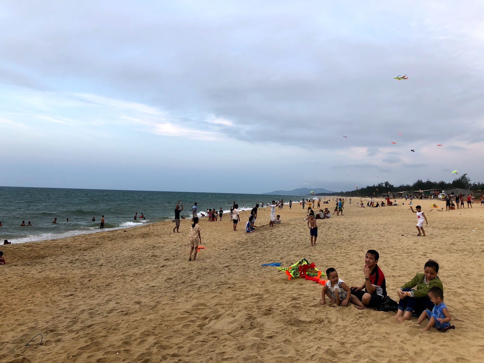 Foto van Tam Quan Bac Beach met recht en lang