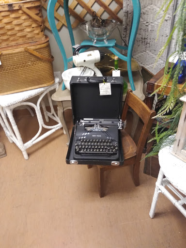 Furniture Store «3 Vintage Chicks», reviews and photos, 13012 N Cave Creek Rd, Phoenix, AZ 85022, USA