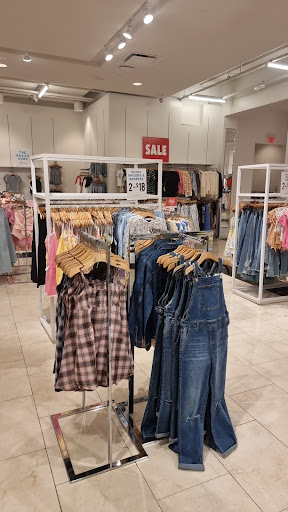 Clothing Store «Forever 21», reviews and photos, 5 Woodfield Mall, Schaumburg, IL 60173, USA