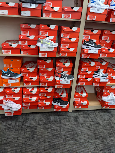 Shoe Store «Rack Room Shoes», reviews and photos, 2809 Battleground Ave, Greensboro, NC 27455, USA