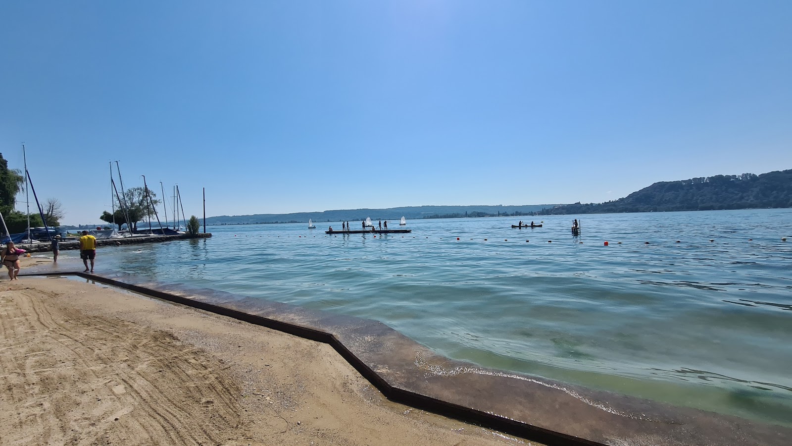 Plage de La Neuveville的照片 带有碧绿色纯水表面