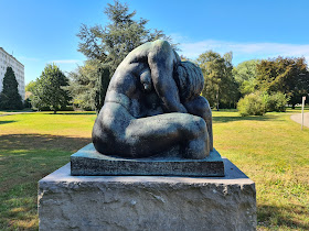 Sculptuur 'Aarde De' van Beeldhouwer Karel Aubroeck