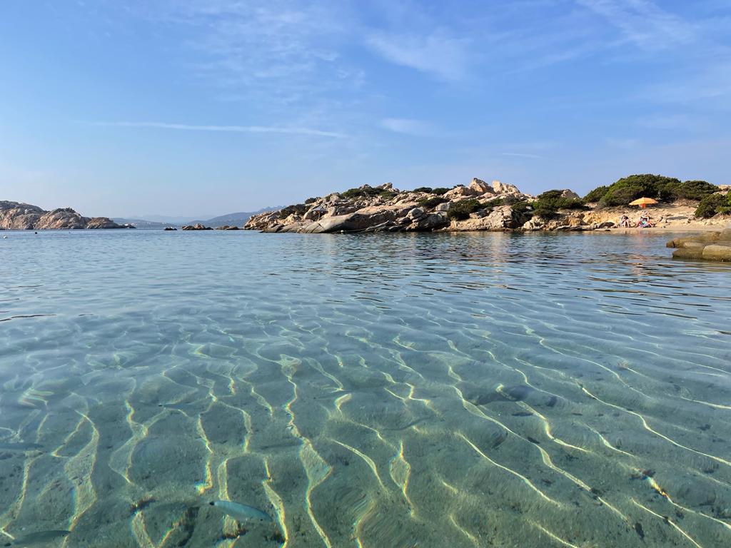 Foto von Cala Carlotto umgeben von Bergen