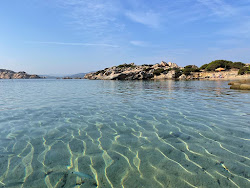 Foto von Cala Carlotto umgeben von Bergen