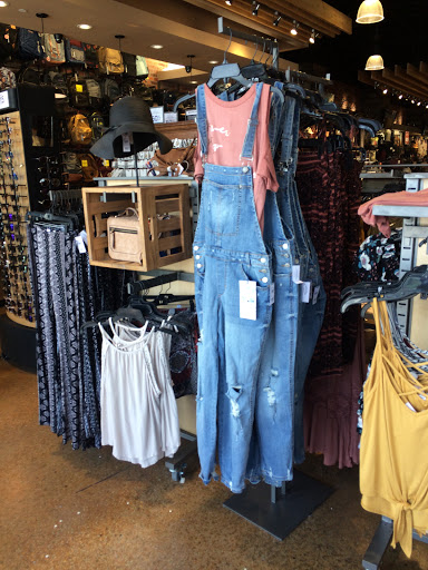 Clothing Store «Tillys», reviews and photos, 343 N Alafaya Trail, Orlando, FL 32828, USA