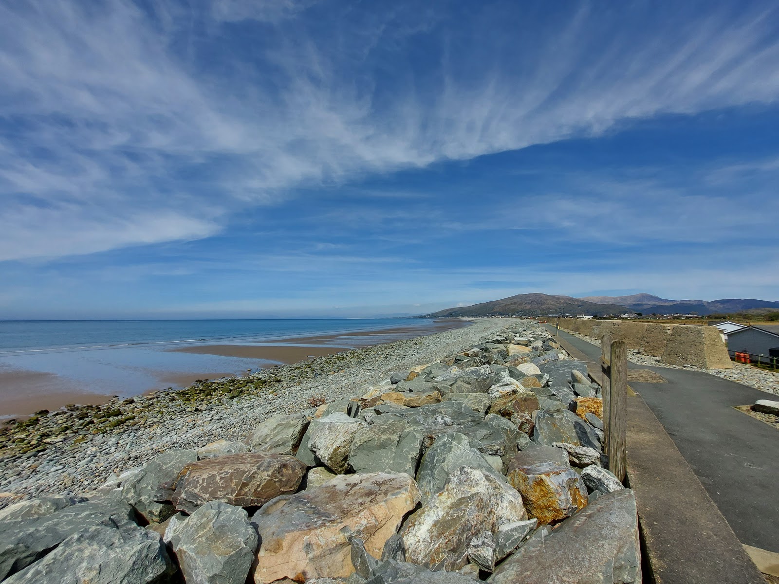 Foto van Fairbourne strand met gemiddeld niveau van netheid