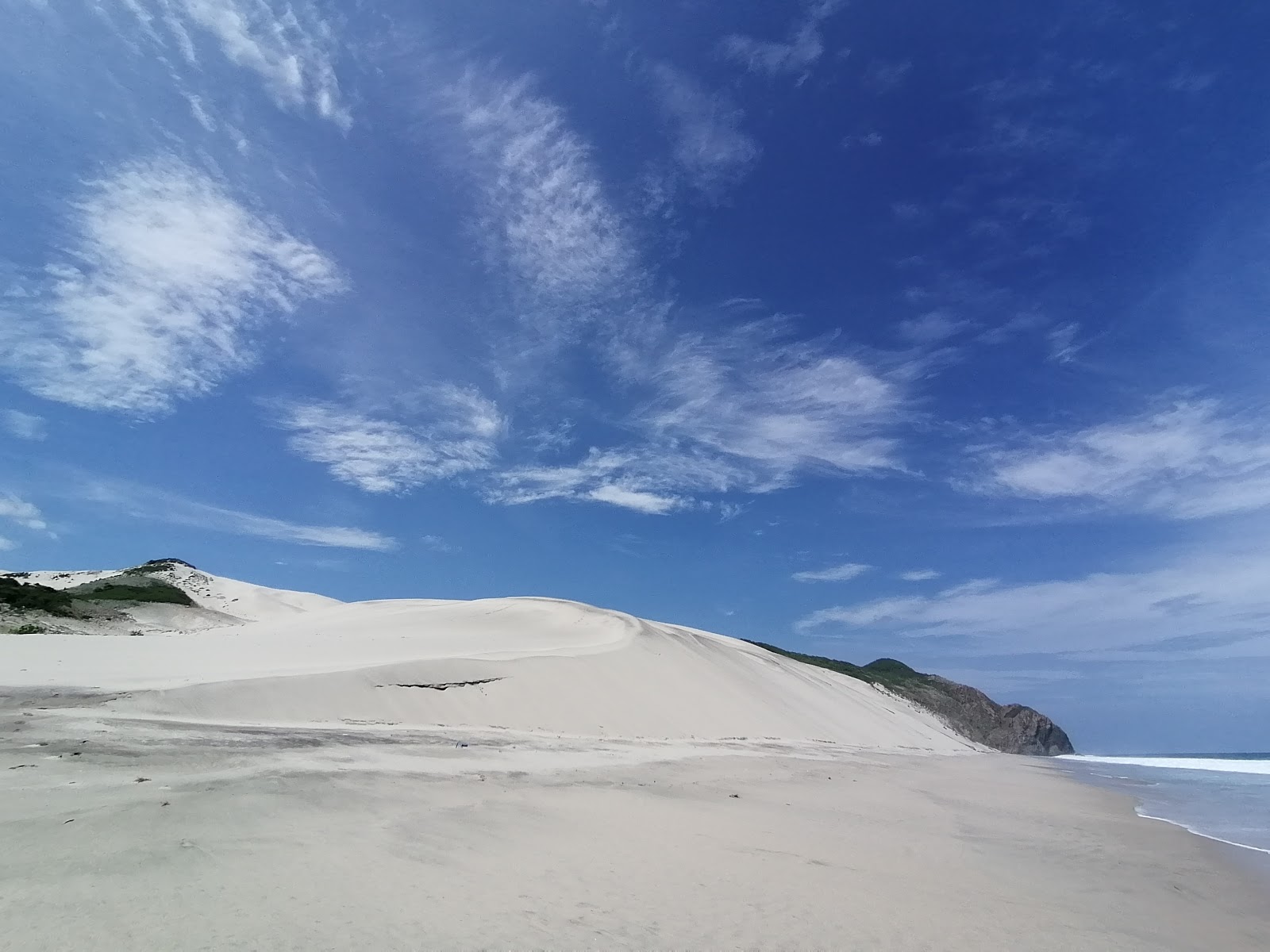 Foto di Bamba beach sorretto da scogliere