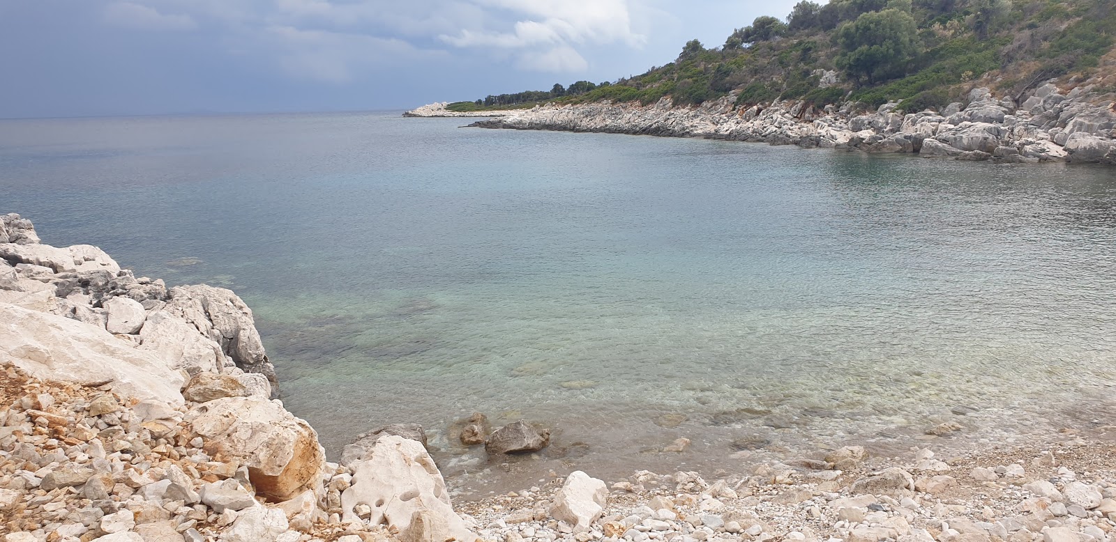 Photo de Ampelakia Paralia avec un niveau de propreté de sale