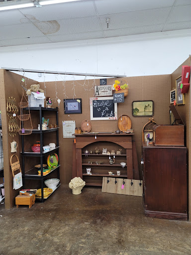 Outlet Mall «Finders Keepers Traders Outlet Mall», reviews and photos, 740-784 Chelsa Dr, Madisonville, KY 42431, USA