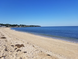 North Fork Beach'in fotoğrafı geniş bir kıyı şeridi ile birlikte