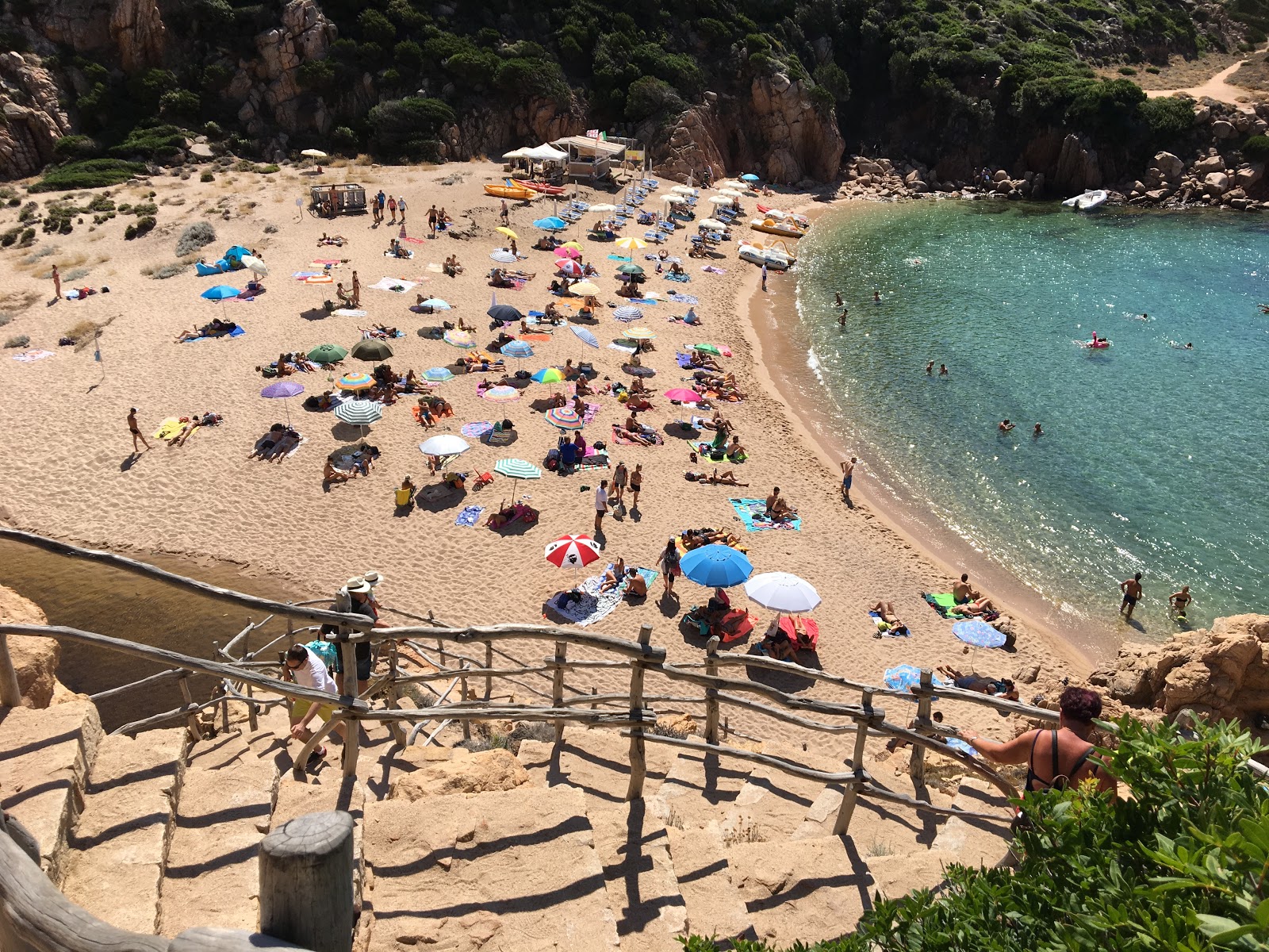 Spiaggia di Cala li Cossi'in fotoğrafı uçurumlarla desteklenmiş