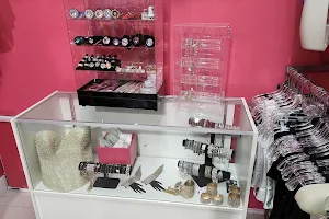 Candyland Boutique Hallandale image