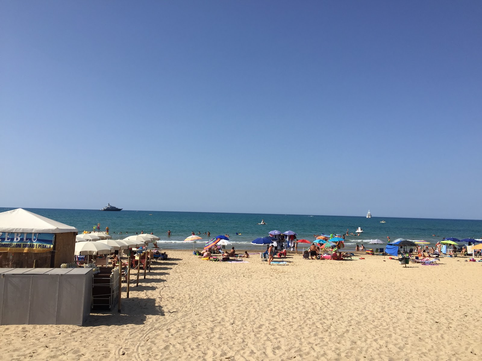 Foto de Alcamo Marina com água cristalina superfície