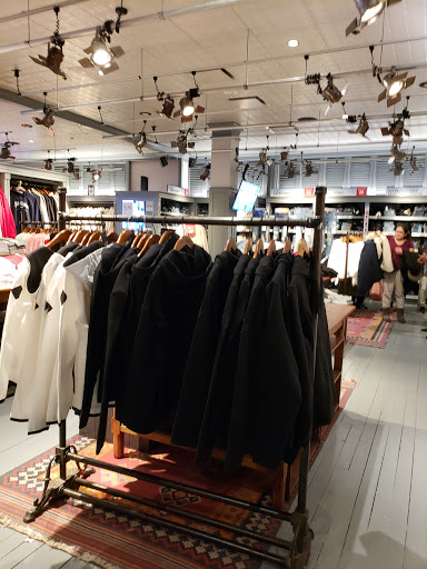 Clothing Store «Hollister Co.», reviews and photos, 282 Garden State Plaza Blvd, Paramus, NJ 07652, USA