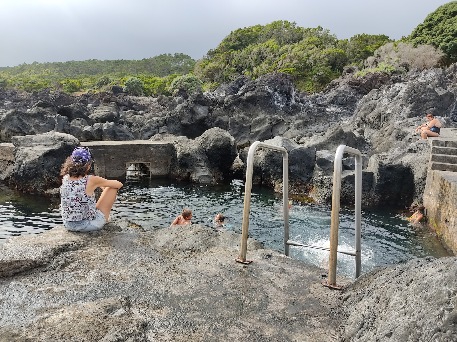 Foto van Zona Balnear da Fonte met turquoise puur water oppervlakte