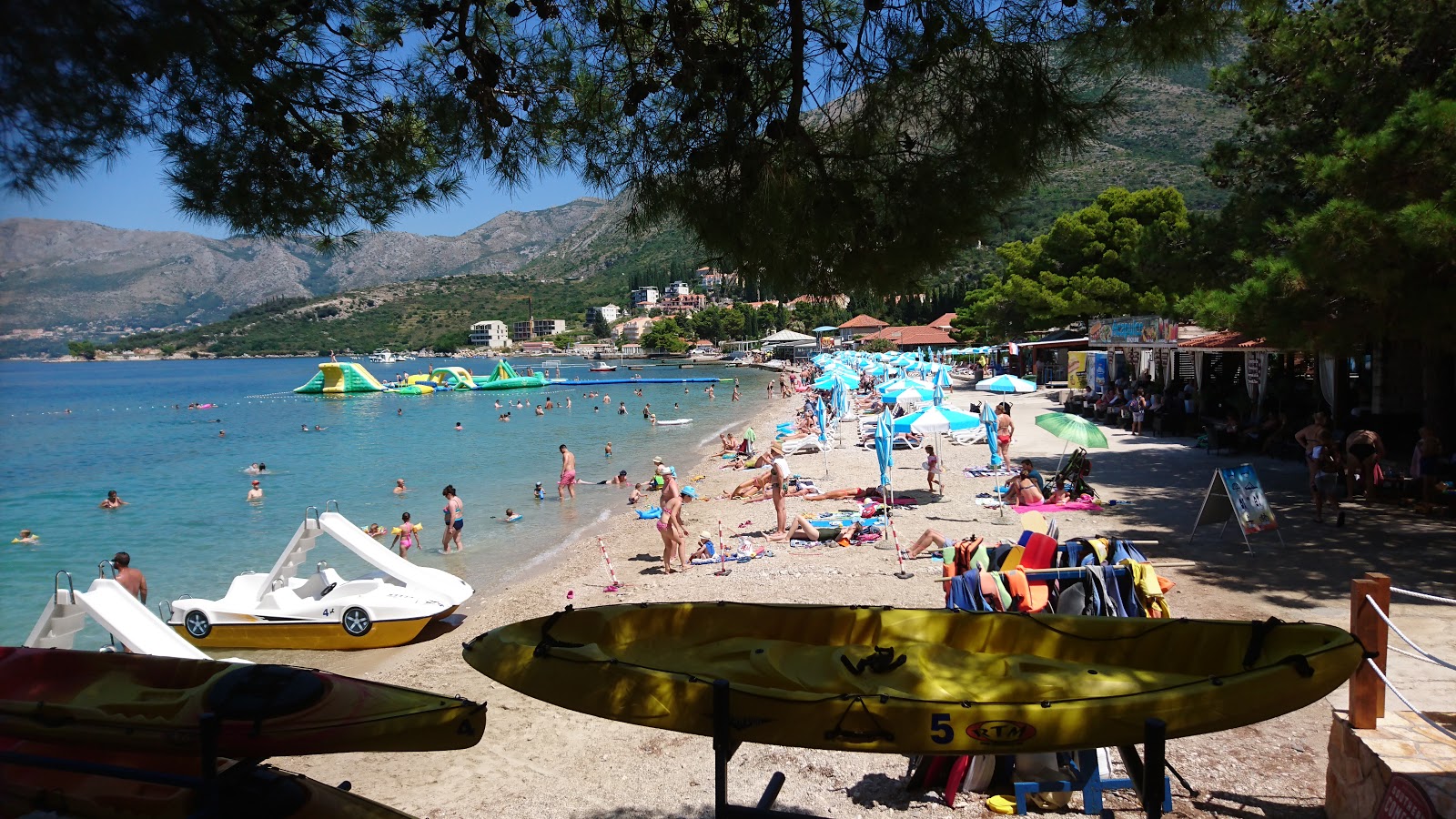 Photo de Zal beach avec caillou gris de surface