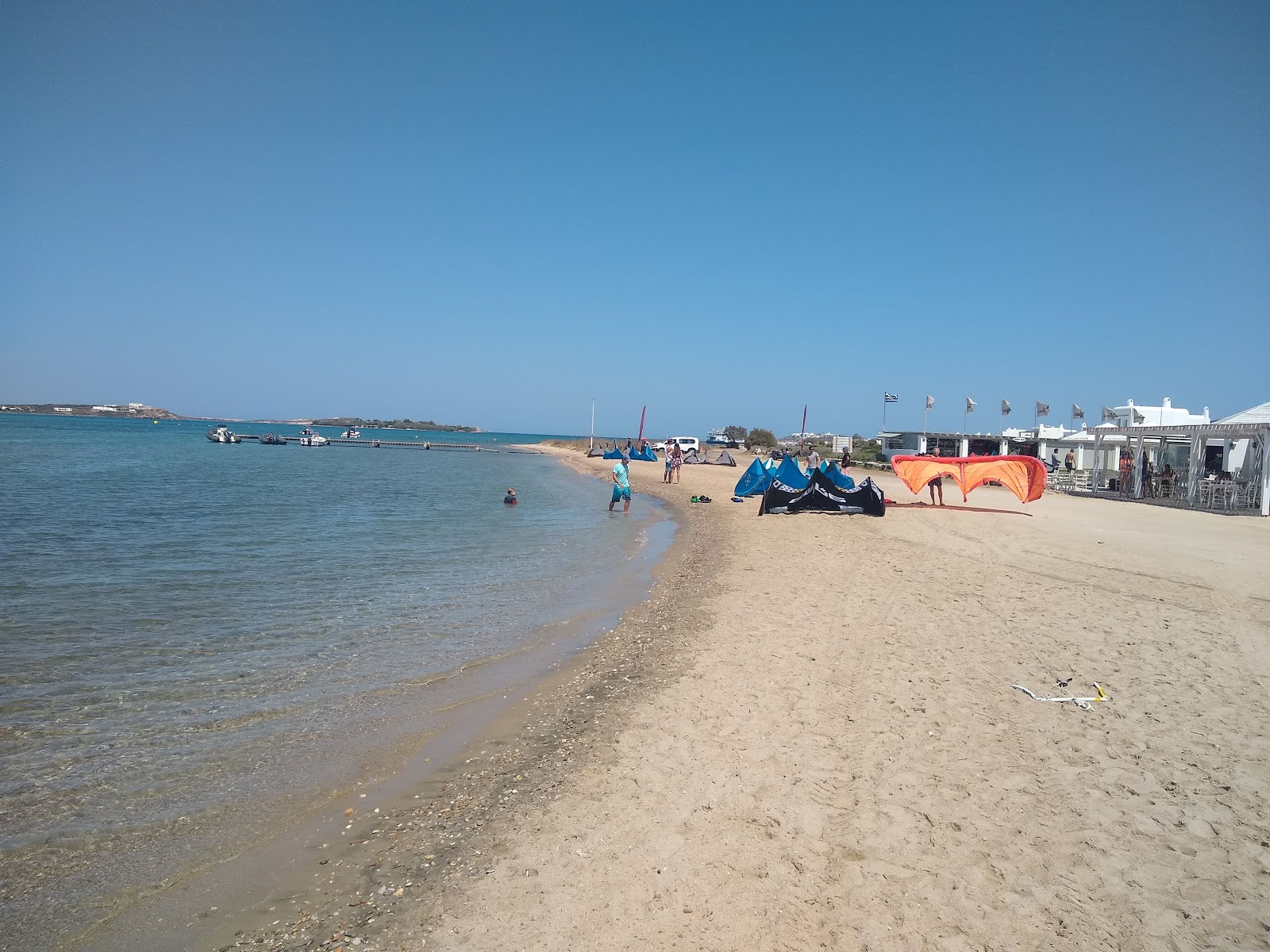 Foto van Paros Kite beach en de nederzetting