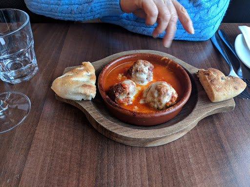 La Bistro Mediterranean Kitchen