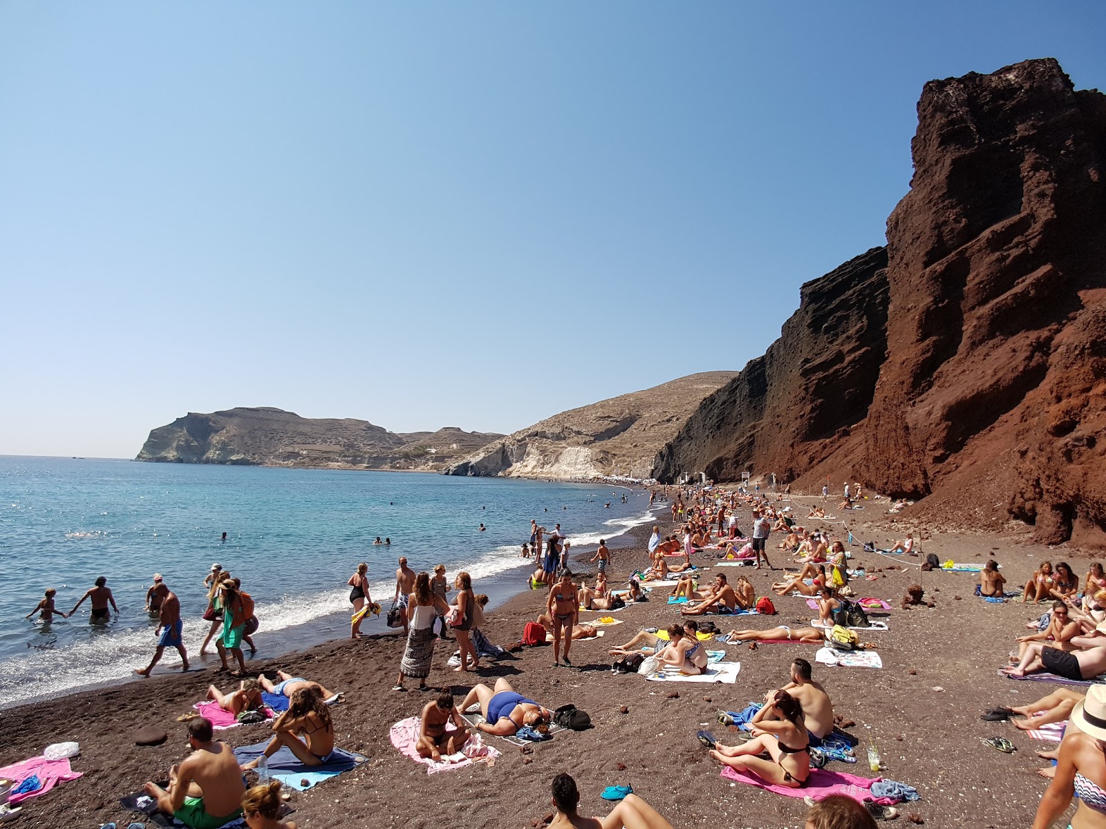 Spiaggia Rossa'in fotoğrafı dağlarla çevrili