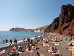 Spiaggia Rossa'in fotoğrafı dağlarla çevrili