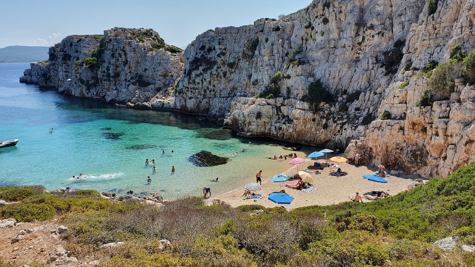 Foto di Vourlia Beach con una superficie del sabbia beige