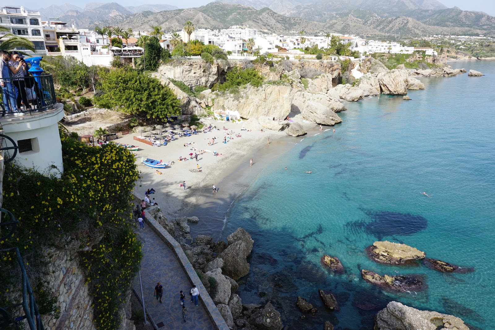 Foto von Calahonda Strand mit grauer sand Oberfläche