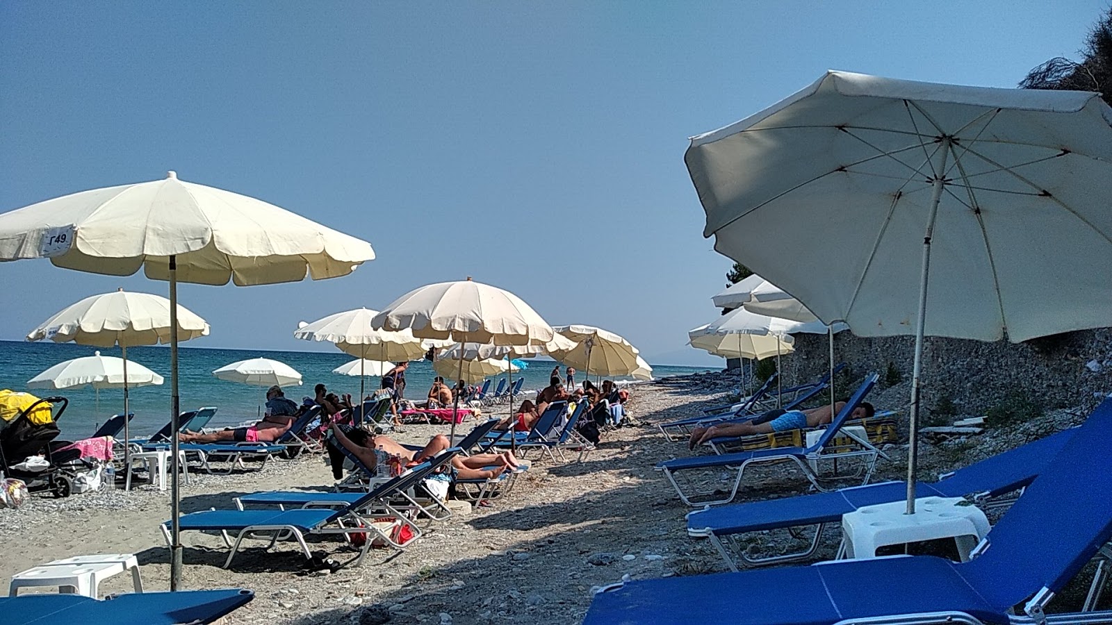 Foto von Akrotiri beach umgeben von Bergen