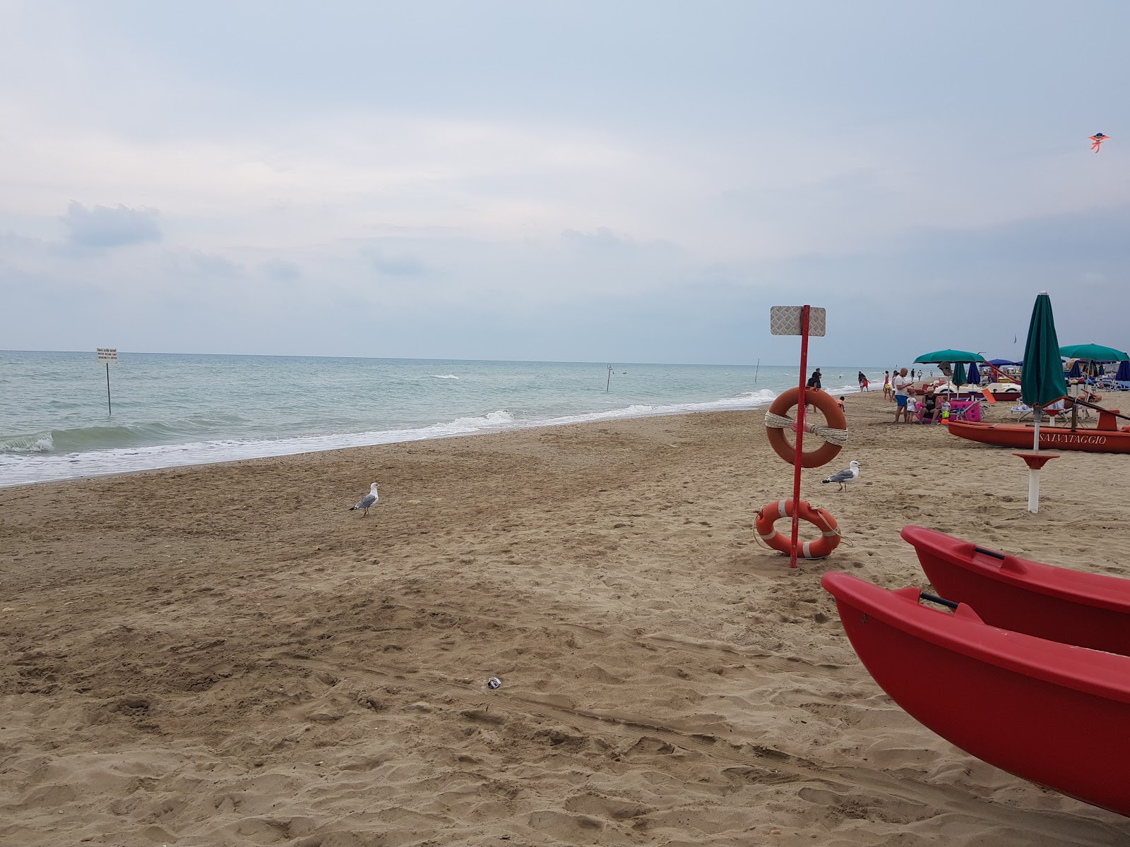 Valokuva Spiaggia di Alba Adriaticaista. pinnalla turkoosi puhdas vesi:n kanssa