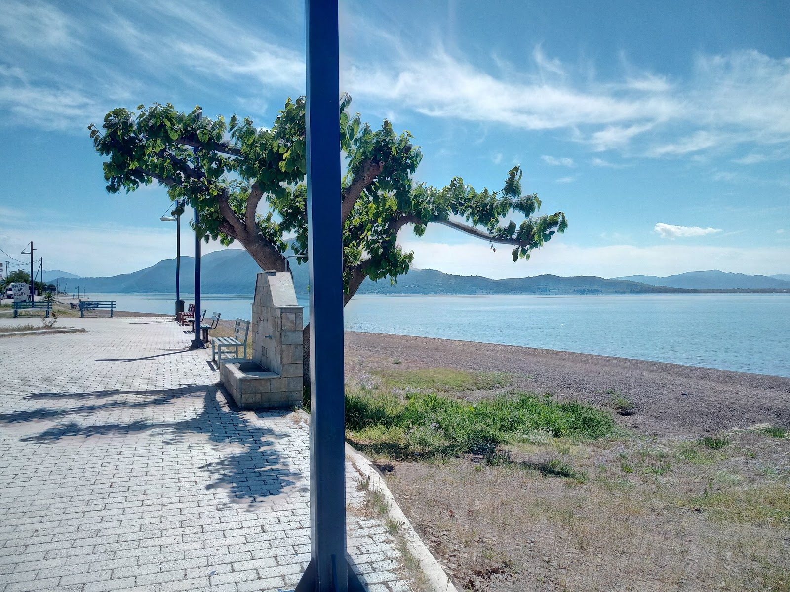 Foto de Achladi beach com linha costeira longa e reta
