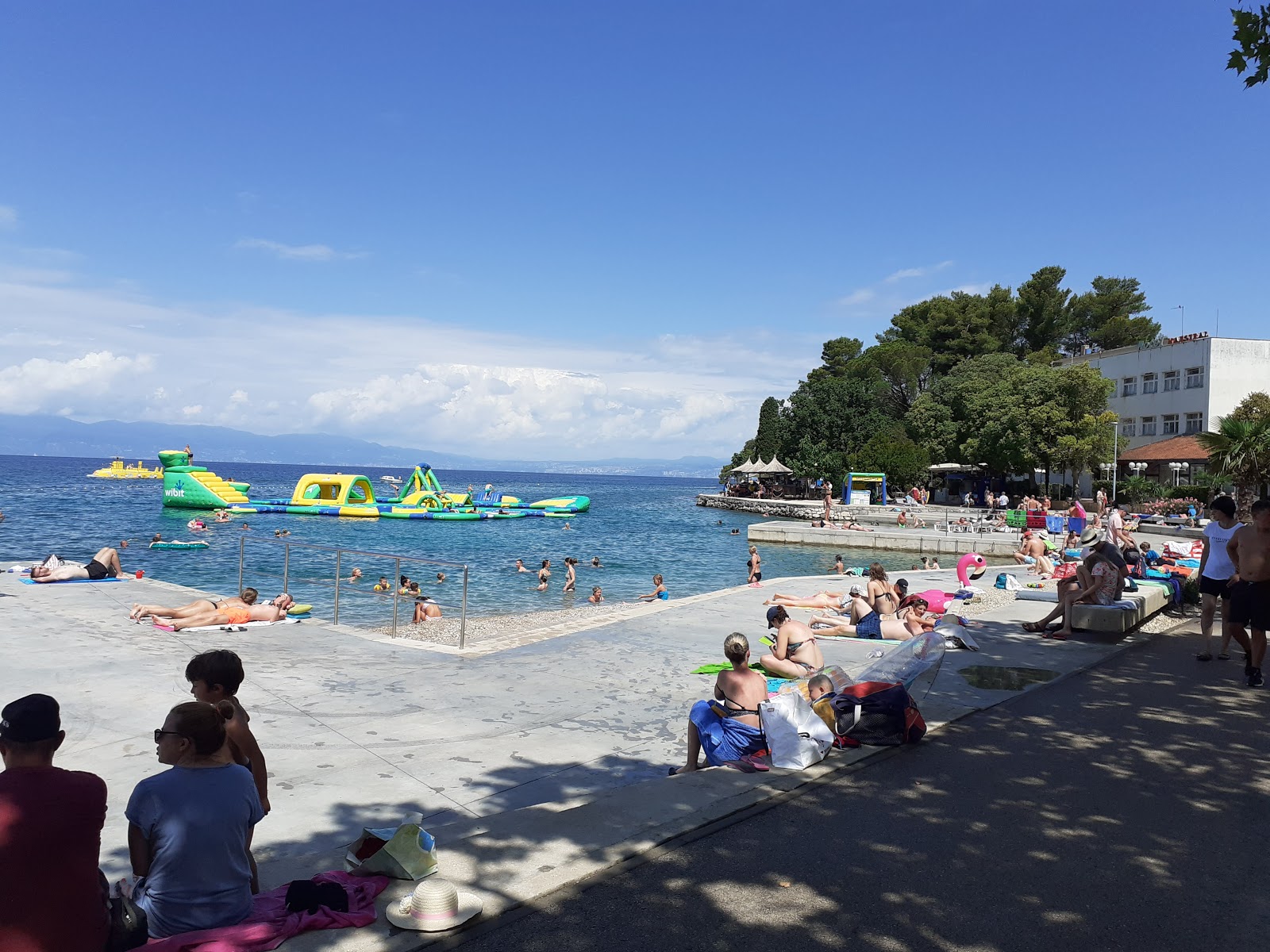 Foto di Malinska beach con una superficie del superficie in cemento pavimentata