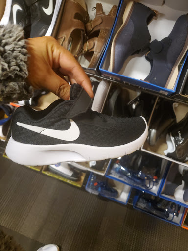 Shoe Store «DSW Designer Shoe Warehouse», reviews and photos, 110 Slater St, Manchester, CT 06040, USA