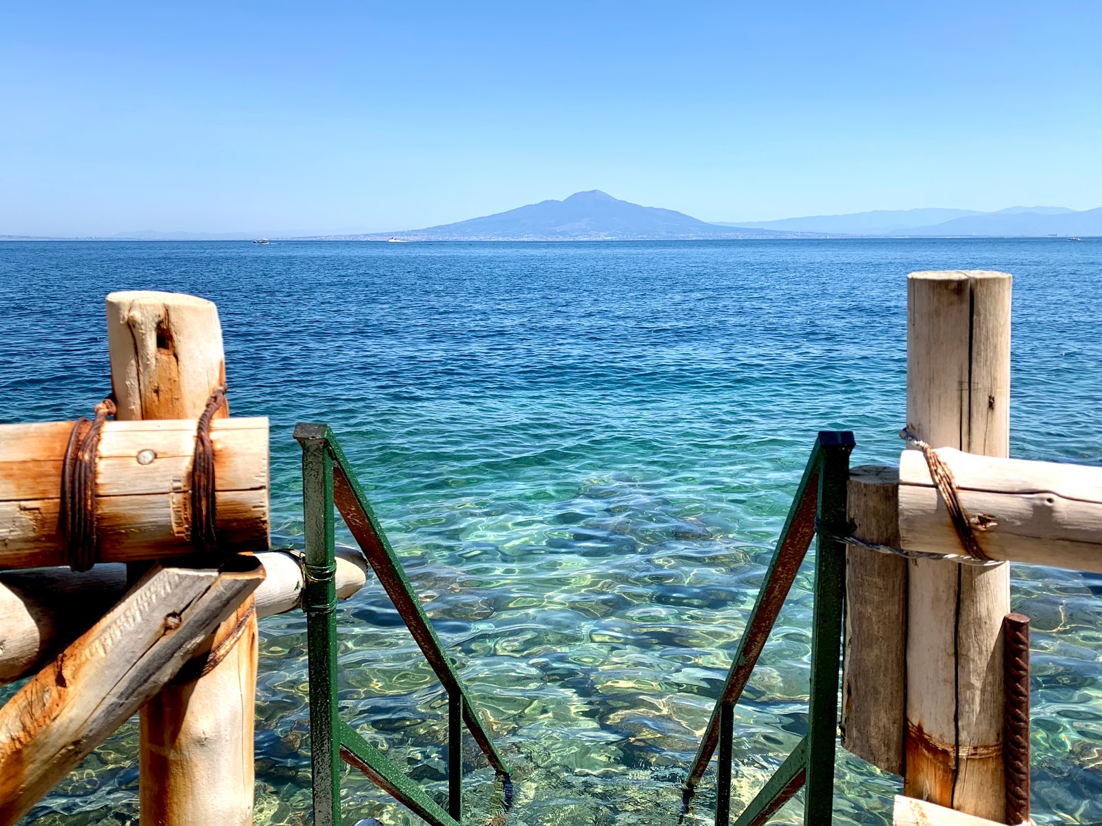 Φωτογραφία του Spiaggia di Sorrento II με επίπεδο καθαριότητας εν μέρει καθαρό