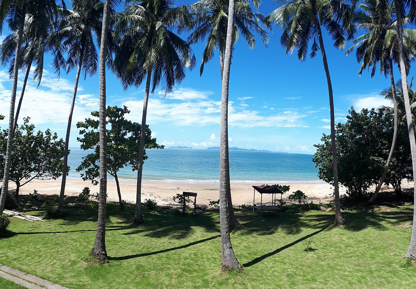 Fotografie cu Ting-rai Beach - locul popular printre cunoscătorii de relaxare