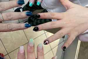 Famous Nails image