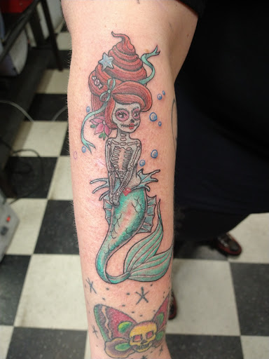 Tattoo Shop «Lucky Dog Tattoo», reviews and photos, 260 S Roosevelt Dr, Seaside, OR 97138, USA