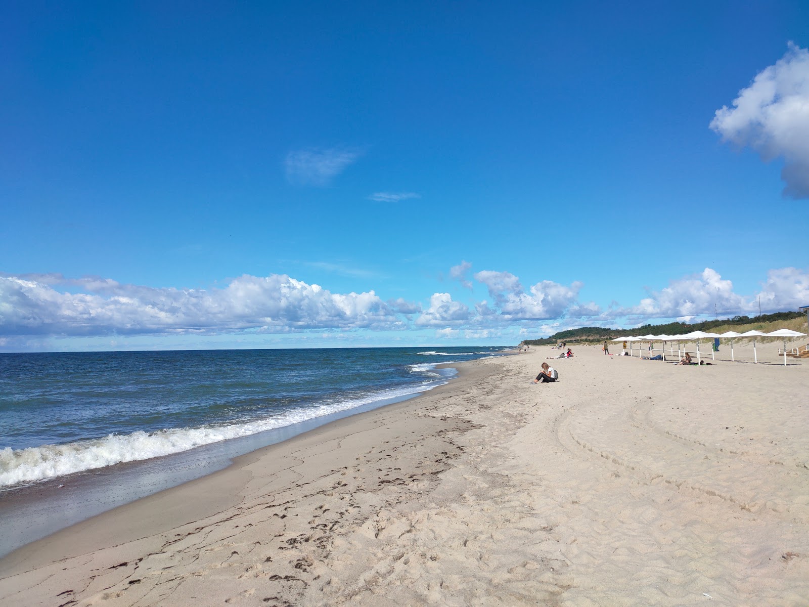 Foto von Yantarnyy Plaj II mit heller sand Oberfläche