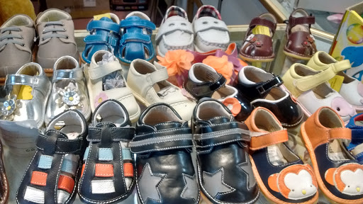 Flea Market «Fox Valley Flea Market», reviews and photos, 840 N State St, Elgin, IL 60123, USA