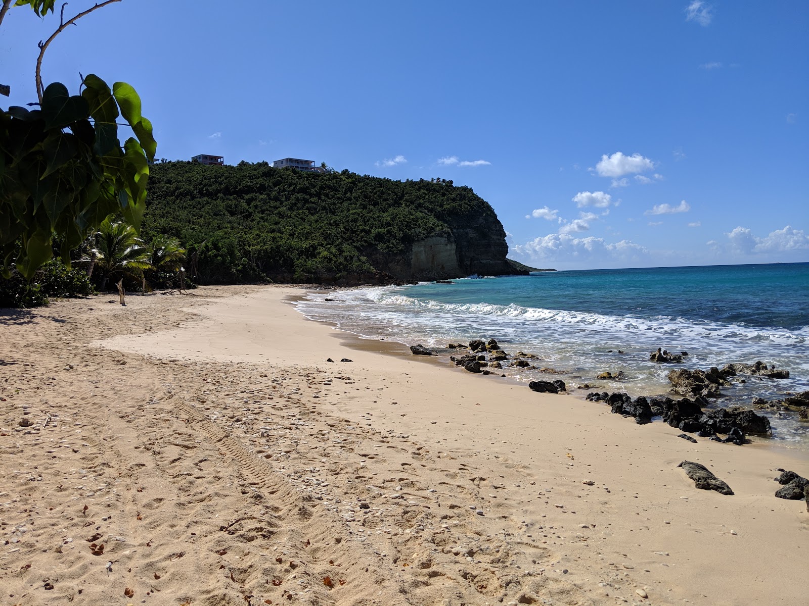 Katouche Bay beach的照片 带有明亮的沙子表面