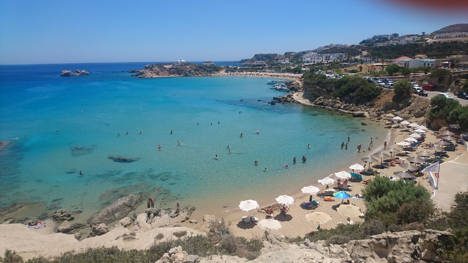 Foto de Little Amoopi beach con agua verde claro superficie