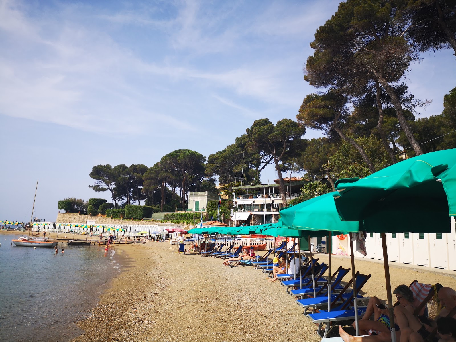 Foto van Castiglioncello beach met blauw water oppervlakte