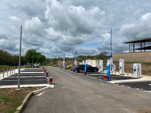 Borne de recharge de véhicules électriques TotalEnergies Charging Station Sévérac-d'Aveyron